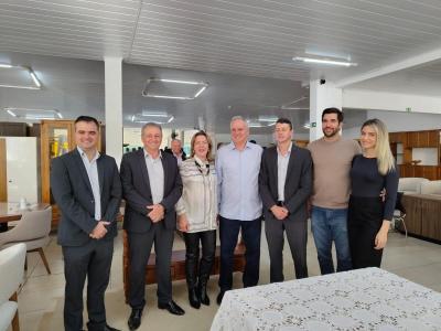 FamÃ­lia Giacobo celebra os 50 anos da Dimagil com bÃªnÃ§Ã£o e homenagem aos colaboradores